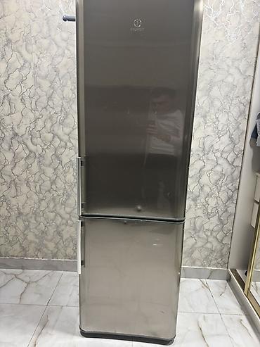 Indesit markalı, alt hissəsində dondurucu bölməsi olan ikikameralı