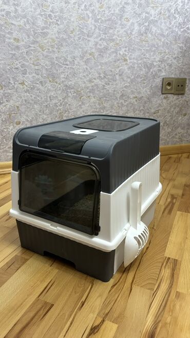 туалет для кошек: Qapalı pişik tualeti – qrey/ağ rəngli, iri həcmli - Ön tərəfdə şəffaf at lalafo.az туалет для кошек: Qapalı pişik tualeti – qrey/ağ rəngli, iri həcmli - Ön tərəfdə şəffaf