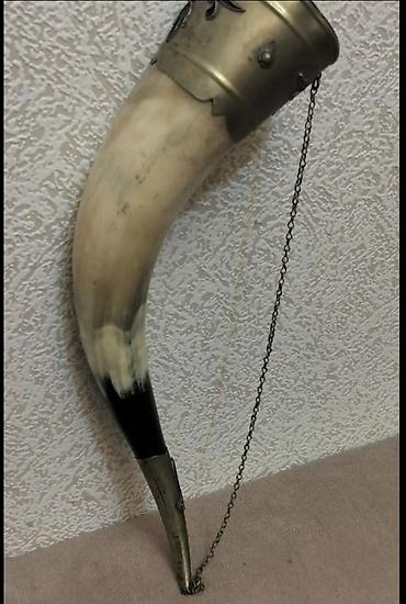 Buynuzlar: Dekorativ heyvan buynuzundan hazırlanmış qab. Təbii əyri formalı — 1