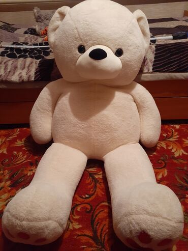 Игрушки: Цена: 2500 сом. Продаю плюшевого медведя. Цвет: белый. Размер: 110см