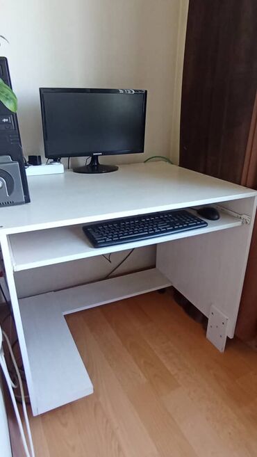 bljekberri 9900: Компьютерный стол 1000
компьютер 9900