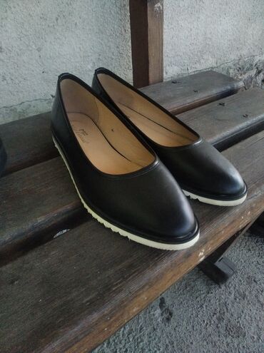 школьная обувь: Продаю две школьные туфли, очень лёгкие,удобные,качество тоже супер