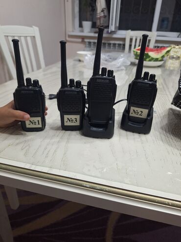 подземный переход: Портативная рация Kenwood в черном корпусе. Компактное устройство с