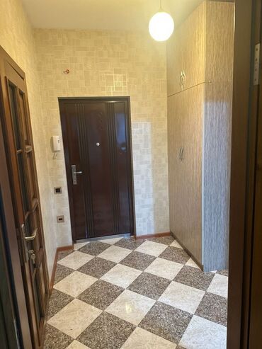 Mənzil kirayələyirəm: 4mərtəbəli binanın 4cü mərtəbəsində 2 otaqlı, əşyalı,hər bir şəraiti — 2