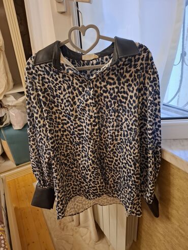 İdman geyimləri: Leopard naxışlı, uzunqol qadın bluzası. Bu bluza dəri detallarla