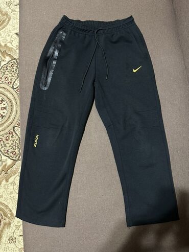 трикотажные брюки мужские: Спортивные брюки Nike NOCTA (черные).Размер L.Имеются катышки внутри