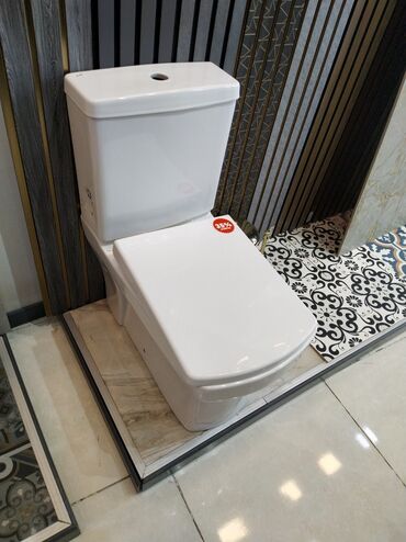 Трубы: Ağ rəngdə, yığcam unitaz dəsti. Hamam və ya tualet otağı üçün əla