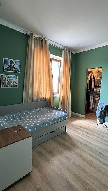 Продажа коттеджей и домов: Продается 2-х эт. дом + цокольный этаж Район Киргизия-1 Зем. участка - — 23