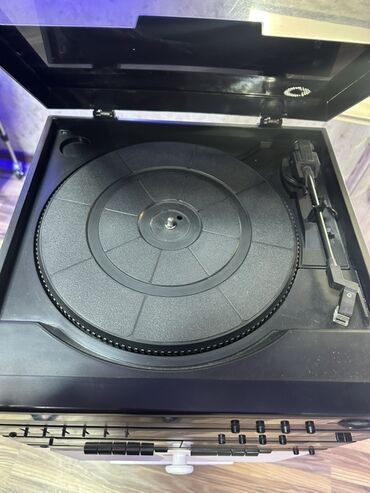 Qulaqcıqlar: Retro dizaynlı qara pikap oyunçusu, musiqi dinləmək üçün ideal