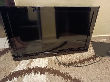 Televizori: Samsung televizor, ekran 32 inča. Na ekranu ima malu ogrebotinu, vidi