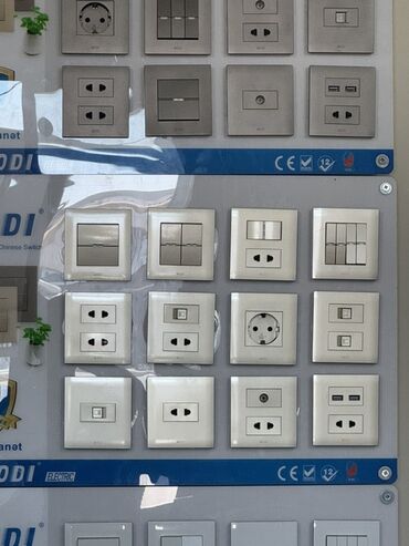 Лампочки: Bu, müxtəlif elektrik açarları və rozetkaların nümayiş lövhəsidir
