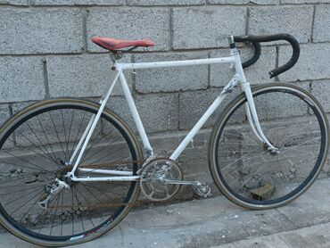 срочно продаю в связи с переездом: Шоссейный велосипед с классической стальной рамой Основные