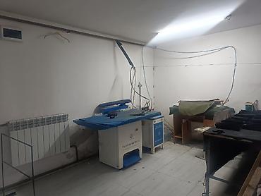 Аренда складов и мастерских: Помещение, оснащенное для пошива одежды, включает несколько рабочих — 3