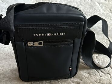 məktəbli çantaları: Kişi barsetkası Tommy Hilfiger orginal. Az işlənib baha alınıb