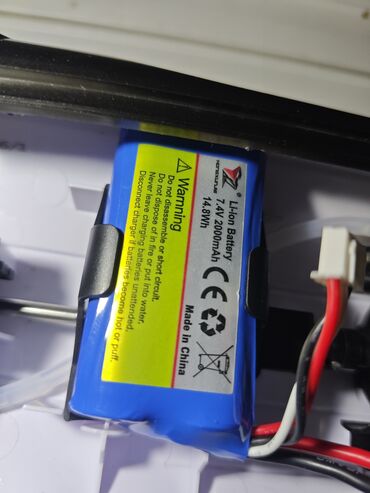 Digər idman və istirahət malları: Pultla işləyən gəmi 35km/saat sürətlə hərəkət edir. Tərs çevrildikde — 7