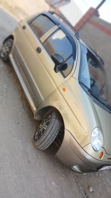 Другие автомобили: Компактный 5‑дверный хэтчбек. Кузов и салон: - Золотистый цвет — 8