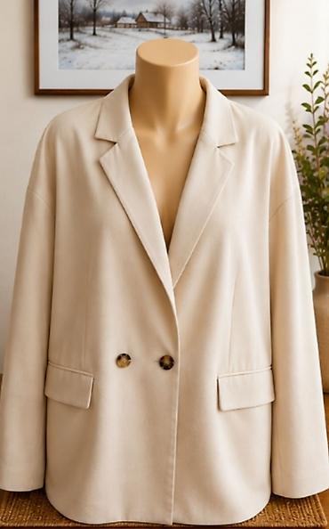 marka only: Ženski blejzer Bershka – bež - Model: dvoredni s dugmadima u — 1