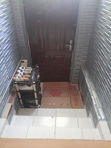 Köhnə tikili: Ev Xirdalanda tam merkezde yerlesir,2 ve 9 sayli mektebin tam — 10