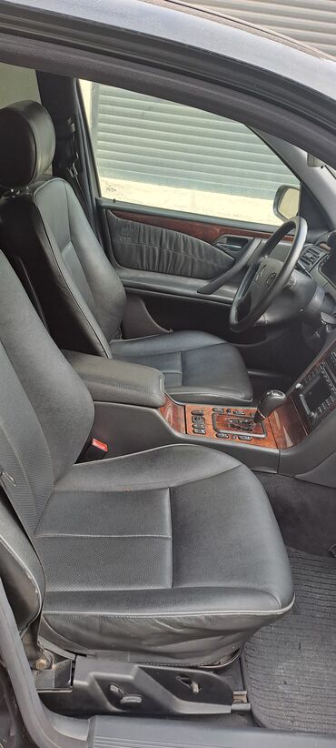 Mercedes-Benz: Mercedes-Benz E-Class (W210), qara rəng, sedan kuzov. Xarici — 7