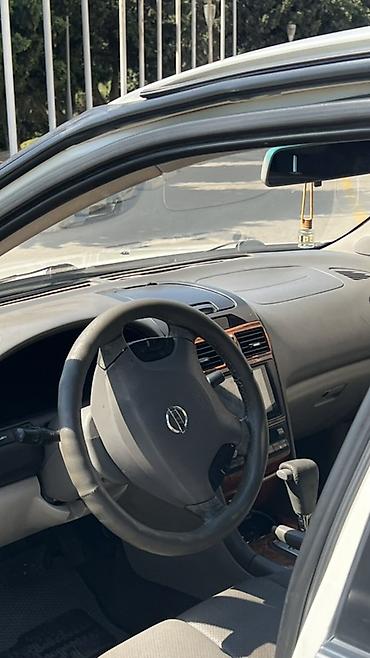 Nissan: Nissan Maxima QX sedan – ağ rəng, 4 qapı, qabaqdan ötürücülü. Əsas — 7