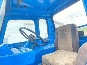 Тракторы МТЗ (Беларус): Трактор МТЗ 80 синего цвета с кабиной. Оборудован передними фарами и — 3