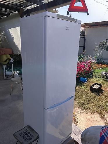 iphone se: Холодильник Indesit, двухкамерный, белый, с нижней морозильной — 1