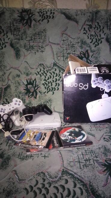 телефон fly tornado one: Ağ rəngdə olan orijinal Sony PlayStation One oyun konsolu, iki ədəd