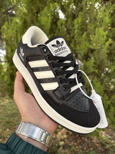 Krasofkalar və idman ayaqqabıları: Adidas Originals kişi idman ayaqqabısı - Model: Aşağı profilli