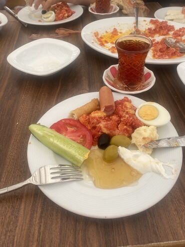 İçkilər: Bu səhər yeməyi dəsti müxtəlif növ yeməkləri ehtiva edir. Tərkibinə