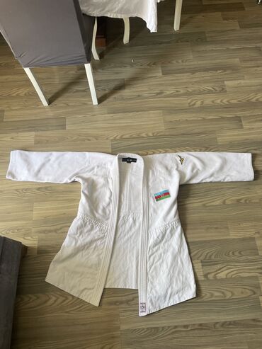 форма: Mizuno kimano 2 defe yarışa geyinilib Razmer 160/165 Qiymet 160