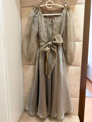 белые детские сарафаны: Zərif zərif parıltılı toxumadan hazırlanmış uzun ziyafət libası. -