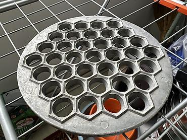 Наборы посуды: Различная посуда, б/у и новая. Есть комплектами и вразнобой. Может — 48