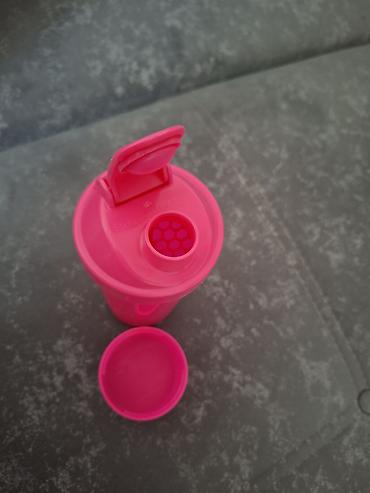 qantel su qabi: Herbalife shaker qabı Parlaq çəhrayı rəngdə, üzərində “HERBALIFE” — 3