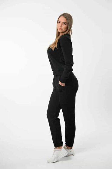 Gornji i donji deo: Zenske trenerke
S M L XL XXL
vezen znak Cena 2800 din. NABAVKA — 18