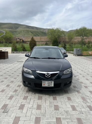 мазда седан: Автомобиль Mazda 3 черного цвета, седан. Подходит для ежедневных
