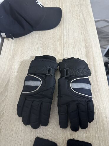 перчатки черные: Перчатки для подростков от 9-14 лет
По 50Сомов