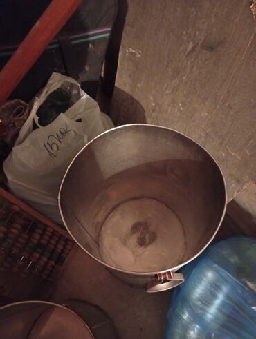 Посуда: Продам две ёмкости из нержавейки целые без крышки.Цена за одну 3000