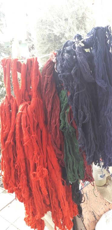 Digər tekstil: Xalça toxumaq üçün tebii renglenmiş yun ip. (1.70 - 2.30 ölçülü