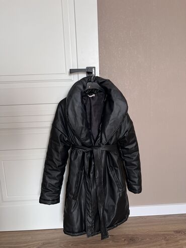 теплая зимняя куртка женская: Пуховик, По колено, С поясом