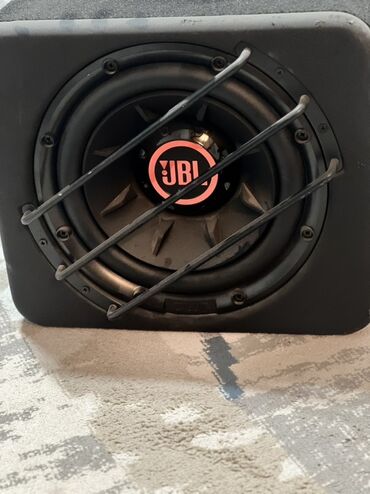 купить бокс на крышу автомобиля бу: Сабвуфер JBL в корпусе с встроенным усилителем - Марка/серия: JBL
