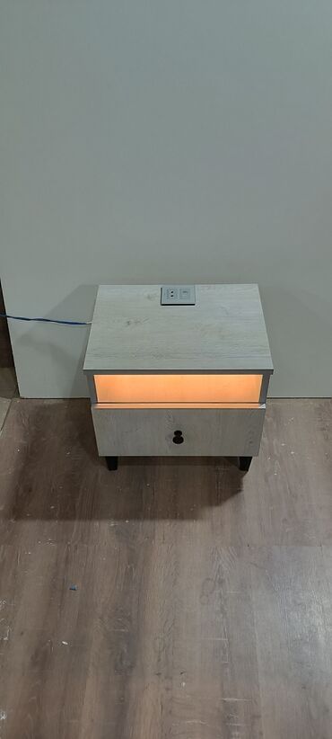 Divanlar: LED işıqlı tumbə (yataq otağı üçün komod) - Material: ağac teksturalı