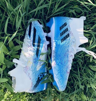 заказать футбольную форму со своей фамилией и номером: Бутсы Adidas белого и голубого цвета с фирменными тремя полосками