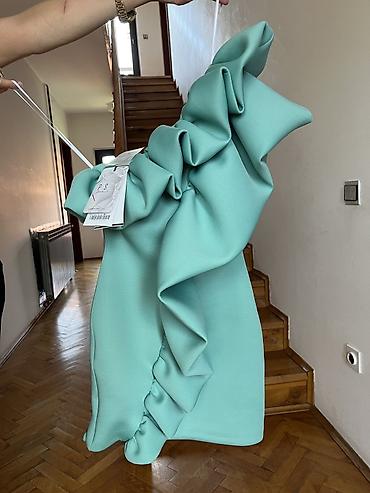 moda piu: PS Fashion ženska haljina – model s upečatljivim volanima - Brend — 1