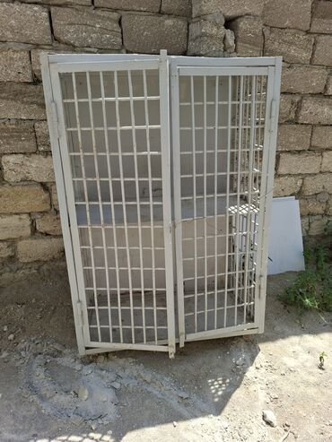 Inəklər, öküzlər: Dəmir gəfəs 2 hündürlüyü 60 sm eni 1m uzunu 80 manat.Qaracuxur