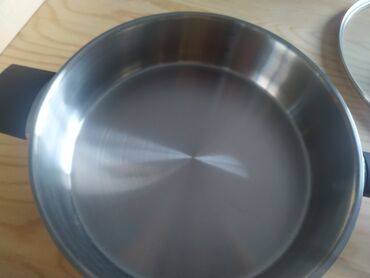 Посуда столовая: Алюминиевая сковорода в отличном состоянии ещё не разу не