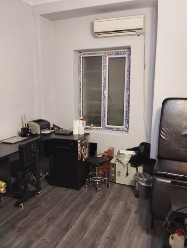 Ofislər: Şəhərin mərkəzində Sahil metrosunun yanında kosmetoloji salonda otaq