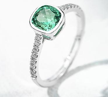 Золотые украшения: 💍 Кольцо из белого золота 750 пробы с изумрудом и лабораторными — 1
