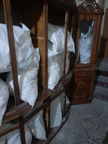 Məhsul: Taxta vitrin-bufet (oyma dekorlu) Təsvir: - Korpus: Kütləvi