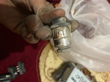 Maqnitofonlar: Bosch avtomobil maqnitofonu (head unit) üçün əsas blok və metal montaj — 30