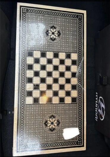 Nərdlər: Ağ-qara ornamentli taxta nərd/şahmat lövhəsi satılır. Nizami Gəncəvi — 9